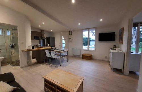 Bellerive-sur-Allier House | Charming detached house with swimming pool, set in lush greenery on the banks of the Allier.