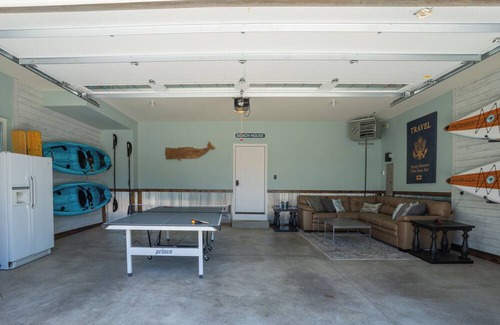 Colgate House | Serene 4-bedroom Lake House in Pewaukee-Hot Tub!