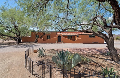 Tubac House | Country club living with private pool and hot tub.