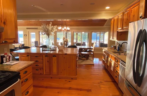 Fort Gaines House | Serenity Shores – 6BR Lakefront Haven