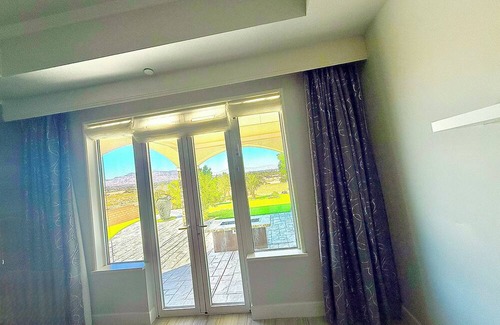 Foothills House | Sophisticated luxury Paradise-Resort,Spectacular Strip & Mountain View’s, Pool.!