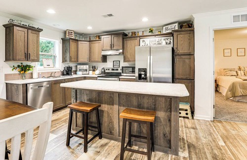 Russellville House | Dog Friendly, Screened Porch: St Stephen Retreat!