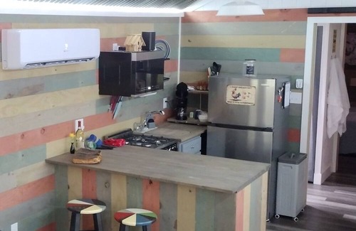 Honea Path Cabin | Furnished charming 1-bedroom cabin in peaceful Honea Path.