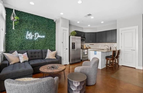 West End Condo | 3203 Long BLVD