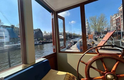 Amsterdam City Centre Boat Rental | Luxurious wellness houseboat - Captains Cabin
