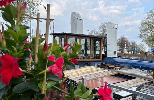 Amsterdam City Centre Boat Rental | Luxurious wellness houseboat - Captains Cabin