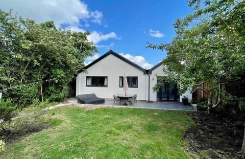 Trafford House | House in Hale With Hot Tub
