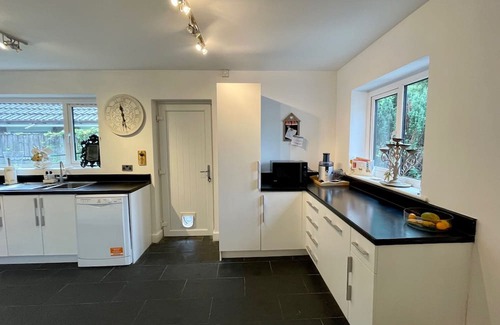 Trafford House | House in Hale With Hot Tub