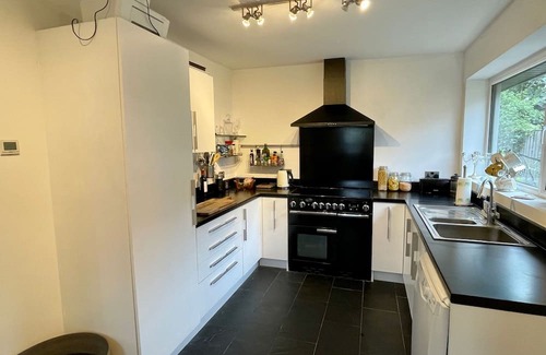 Trafford House | House in Hale With Hot Tub