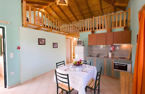 Paralio Astros Apartment | Apartment 'Maisonette with Private Patio 5' with Mountain View, Wi-Fi and Air Conditioning