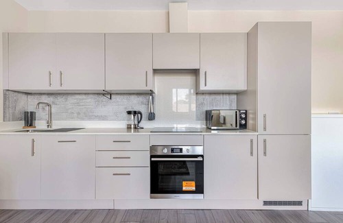 Sutton Apartment | City Service Lets | Large Cheam 1 Bed with Parking | Long Stays Welcome
