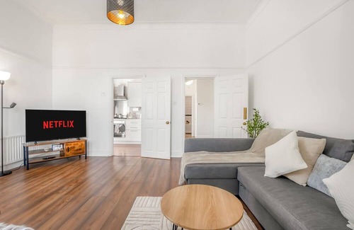 Croham Apartment | Stylish 1BR Flat|Terrace|Free Parking|Rail Station