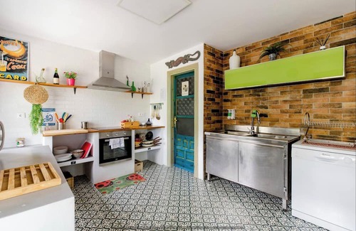 Oros Bajo Cottage | Ideal house for families 13 pax Large garden, barbecue, parking and children's area!