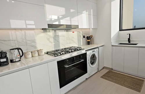 Jumeirah Village Circle Apartment | Private Pool | Movies in bed | No Camels