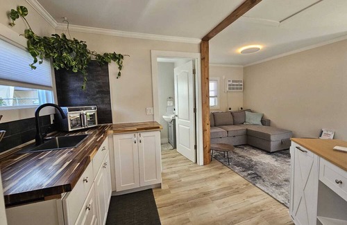 Rutland Cottage | Private carriage house w/Hot tub &Pool