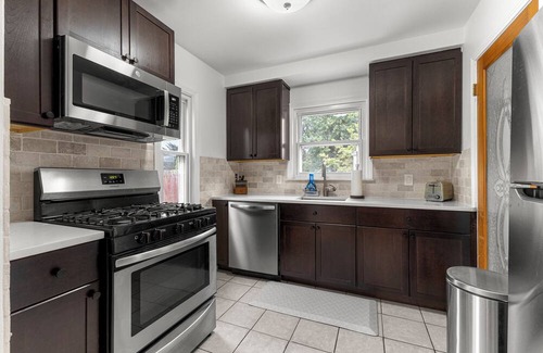 Royal Oak House | Sams Place: Western Vibe Blocks from DT RO
