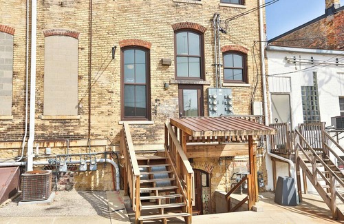 Monroe Apartment | Lookout Loft over the Monroe Square