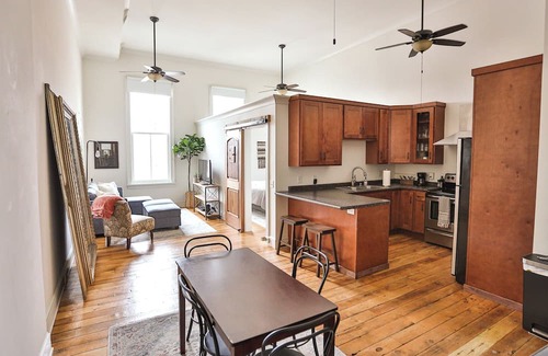 Monroe Apartment | Lookout Loft over the Monroe Square