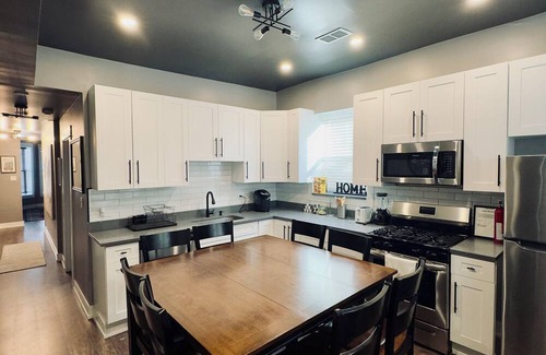 North Lawndale Apartment | Delightful 4-bedroom apartment in Chicago with AC