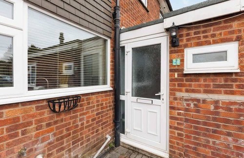 Wyken House | 4-Bed Home for Contractors | Parking | Walk to Hospital