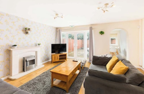 Wyken House | 4-Bed Home for Contractors | Parking | Walk to Hospital