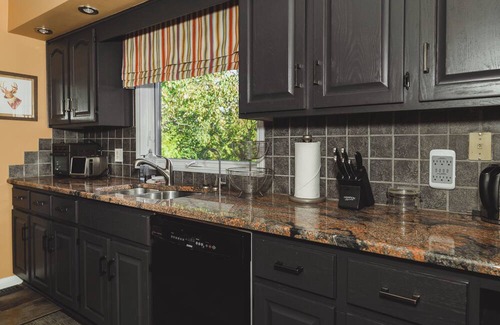 Tobermory Cottage | Sweepstakes Luxury Waterfront - Hot Tub & Tennis/Pickle Ball