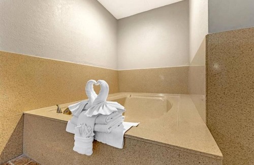 North Redondo Hotel | Redondo Beach Retreat w/Jacuzzi – 15 Minutes from Vibrant Santa Monica!