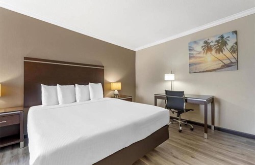 North Redondo Hotel | Redondo Beach Retreat w/Jacuzzi – 15 Minutes from Vibrant Santa Monica!