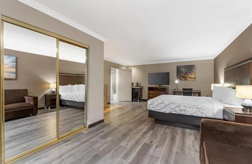 North Redondo Hotel | Relaxing Getaway w/Plush Bedding & Easy Beach Access – Great for Couples!