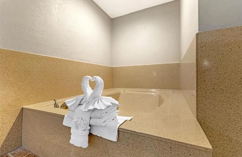 North Redondo Hotel | Relaxing Getaway w/Plush Bedding & Easy Beach Access – Great for Couples!