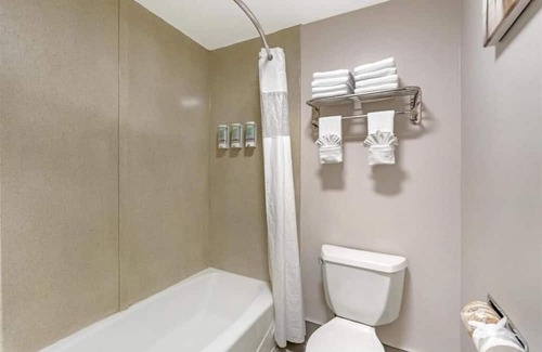 North Redondo Hotel | Relaxing Room w/Comfortable Bed + Spacious Layout Near Redondo Beach
