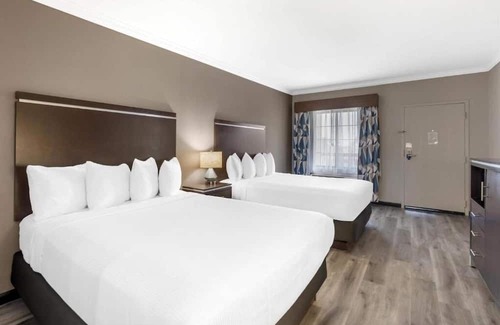 North Redondo Hotel | Budget Stay w/Breakfast Included – Minutes from South Bay Galleria Mall