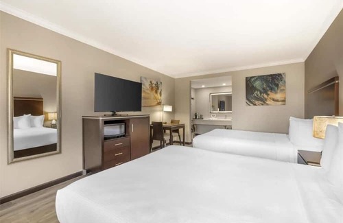 North Redondo Hotel | Budget Stay w/Breakfast Included – Minutes from South Bay Galleria Mall