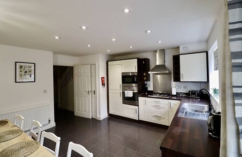 Bray on Thames Ski Chalet | Modern 5-Bedroom House in Maidenhead
