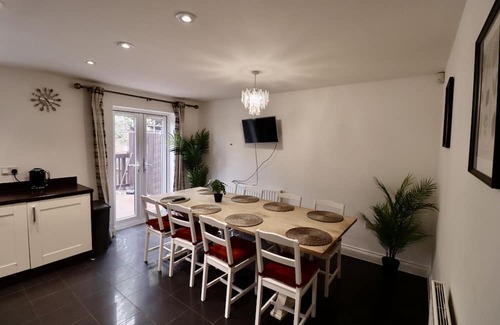 Bray on Thames Ski Chalet | Modern 5-Bedroom House in Maidenhead