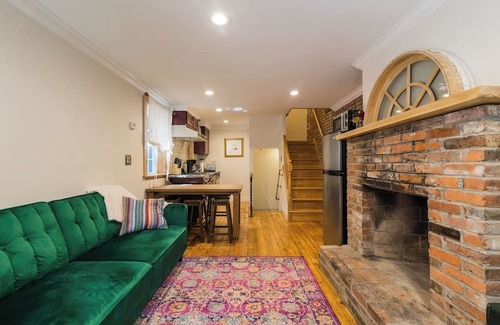 Washington Square West Cottage | Charming cottage in Ave of the Arts -Center City