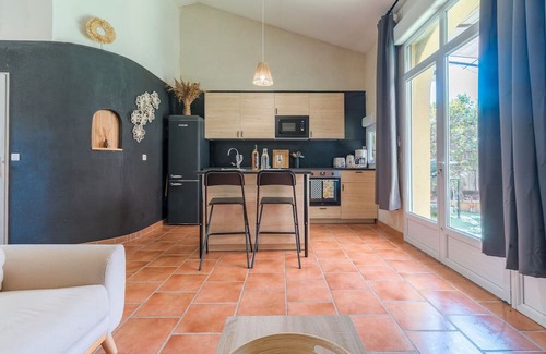 Roussillon Cottage | Gîte 'Domaine Plan Des Devens Tendresse' with shared pool, Wi-Fi and air conditioning