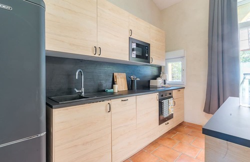 Roussillon Cottage | Gîte 'Domaine Plan Des Devens Tendresse' with shared pool, Wi-Fi and air conditioning