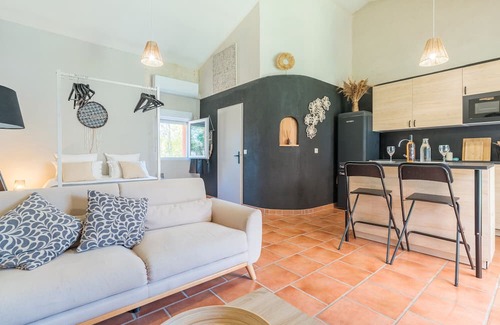 Roussillon Cottage | Gîte 'Domaine Plan Des Devens Tendresse' with shared pool, Wi-Fi and air conditioning