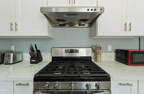 Lamanda Park House | Spacious 3BR Home Close to Caltech