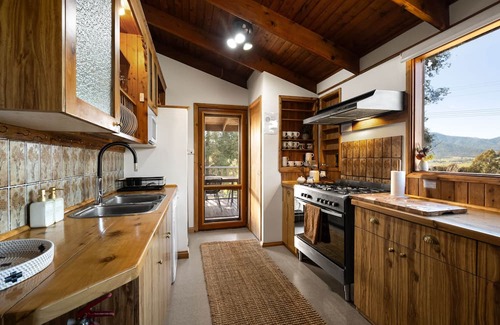 Tawonga South House | Alpine Alps Cabin-Sleeps 10-Pool & Mountain Views