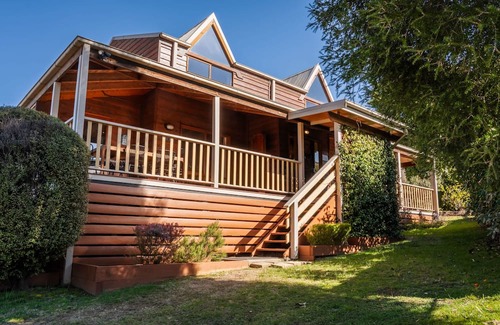 Tawonga South House | Alpine Alps Cabin-Sleeps 10-Pool & Mountain Views
