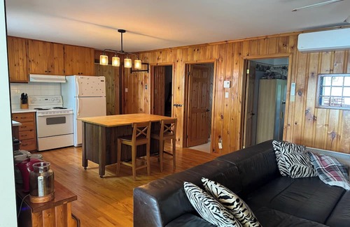 Stanstead Township Cottage | Charming 3-bedroom cottage in lovely Magog area with AC.
