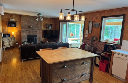 Stanstead Township Cottage | Charming 3-bedroom cottage in lovely Magog area with AC.