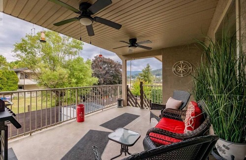Black Mountain House | Kelowna full level luxury 31 minutes to big white ski lifts 16 minute to airport