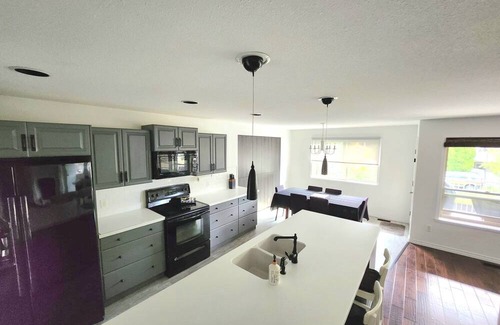Black Mountain House | Kelowna full level luxury 31 minutes to big white ski lifts 16 minute to airport