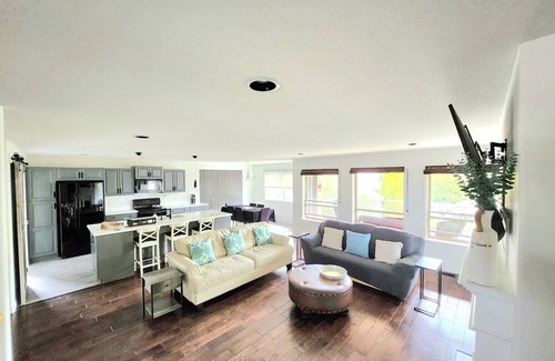 Black Mountain House | Kelowna full level luxury 31 minutes to big white ski lifts 16 minute to airport
