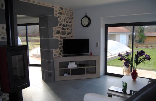 Manzat House | Gîte 'Des Taravelles' with private pool, private terrace, and Wi-Fi