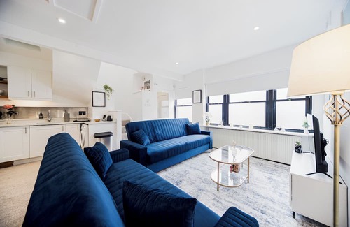 Kensal Green House | Cosy & Stylish 3 Bed House Near Shepherd’ Bush+ Central London | Wi-Fi | Parking