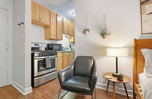 Hyde Park Apartment | Trendy Studio Apartment in Chicago